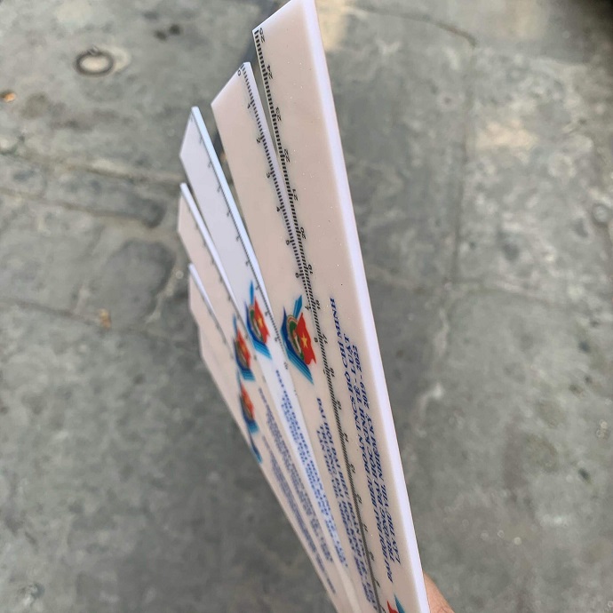 THƯỚC KẺ IN LOGO ĐH KINH TẾ LUẬT