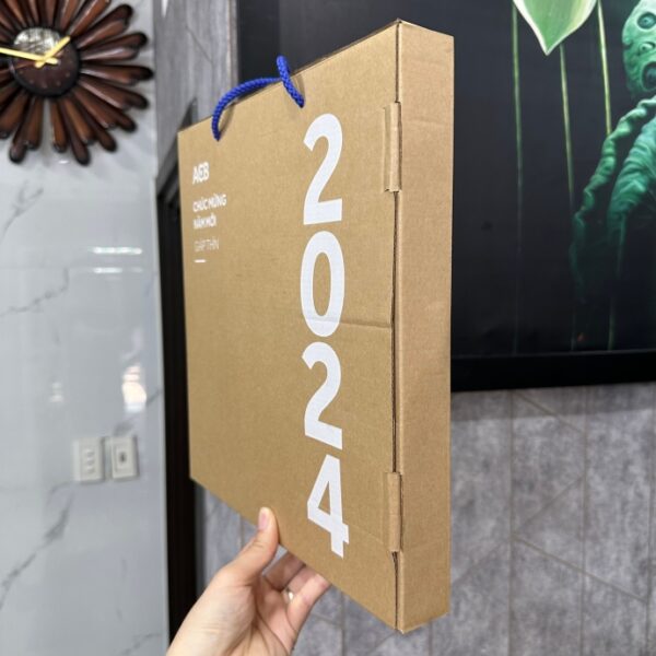 HỘP CARTON NẮP GÀI HÔNG ĐỰNG ĐỒNG HỒ CÓ IN LOGO DOANH NGHIỆP