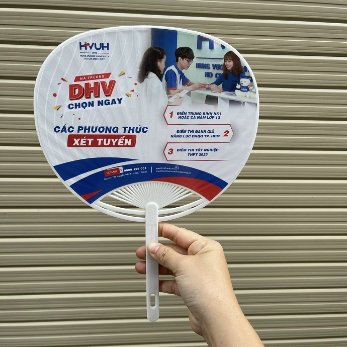 QUẠT NHỰA CẦM TAY QUẢNG CÁO IN LOGO ĐẠI HỌC HÙNG VƯƠNG