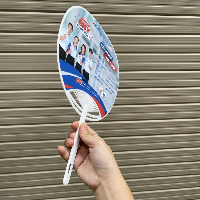 QUẠT NHỰA CẦM TAY QUẢNG CÁO IN LOGO ĐẠI HỌC HÙNG VƯƠNG