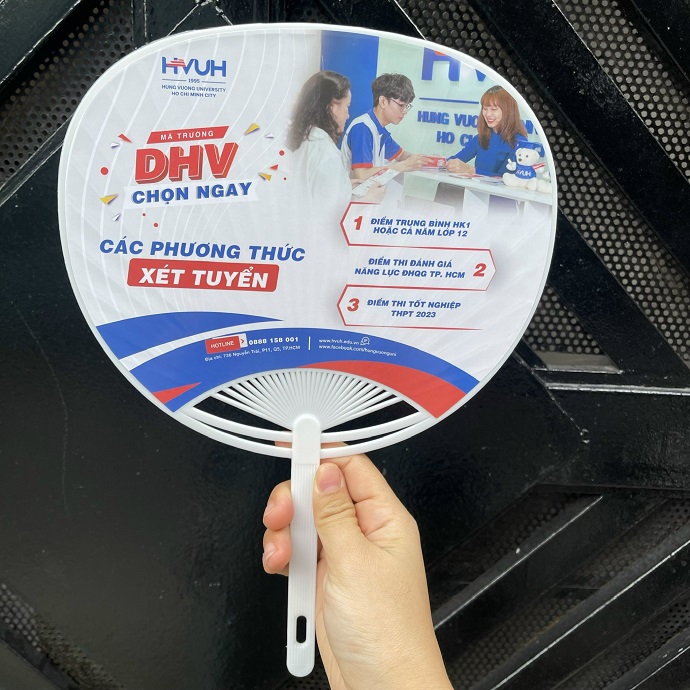 QUẠT NHỰA CẦM TAY QUẢNG CÁO IN LOGO ĐẠI HỌC HÙNG VƯƠNG