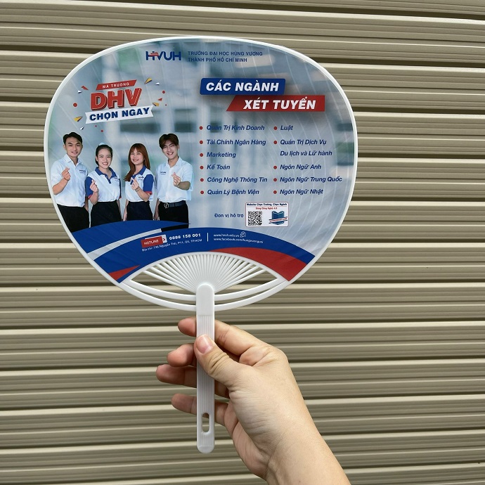 QUẠT NHỰA CẦM TAY QUẢNG CÁO IN LOGO ĐẠI HỌC HÙNG VƯƠNG