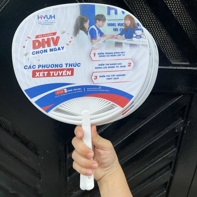 QUẠT NHỰA CẦM TAY QUẢNG CÁO IN LOGO ĐẠI HỌC HÙNG VƯƠNG